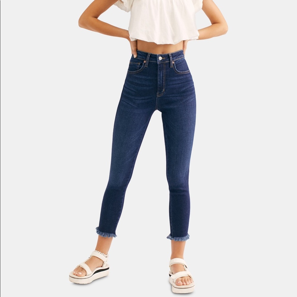 Free People
Frayed-Hem Skinny Ankle Jeans
